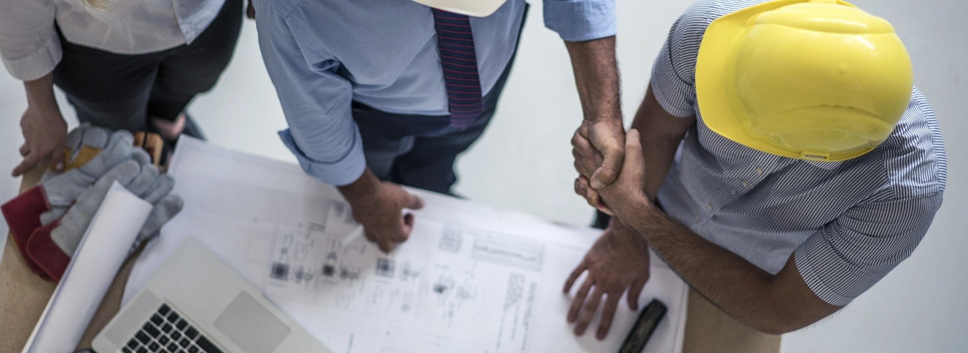 Pracownicy przy planie technicznym