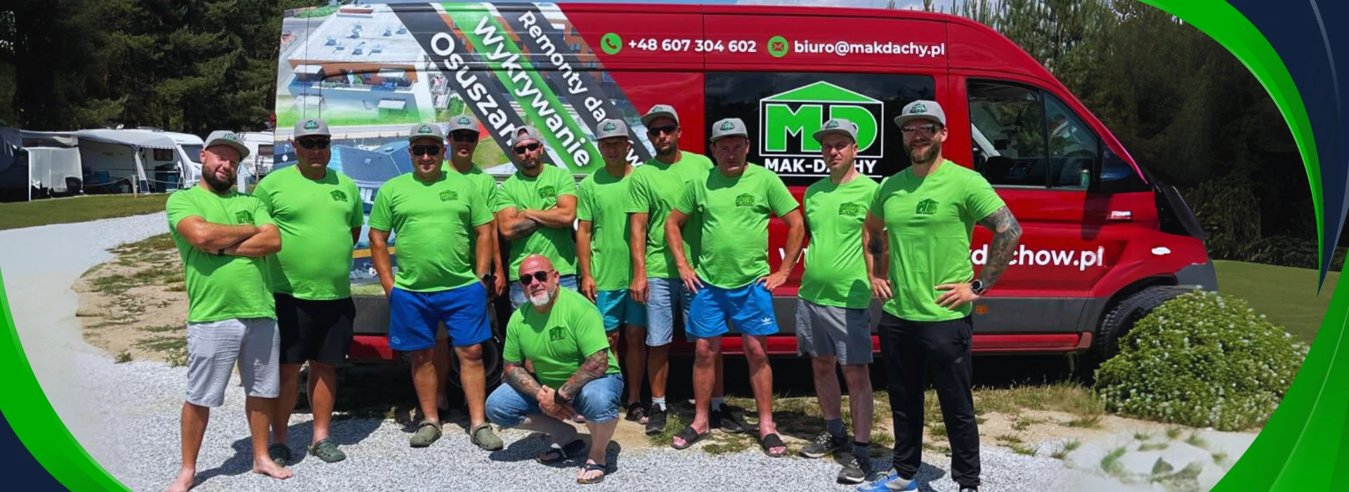 Ludzie w zielonych koszulkach